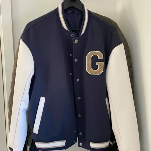 College jacka Zara M - Fin college jacka från Zara. M, inte använt så mycket.