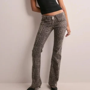 Leopardmönstrade bootcut jeans - Säljer dessa snygga jeans då de inte kommer till användning! Perfekta för att ge din outfit en cool och trendig look. Skriv för egna bilder ❤️