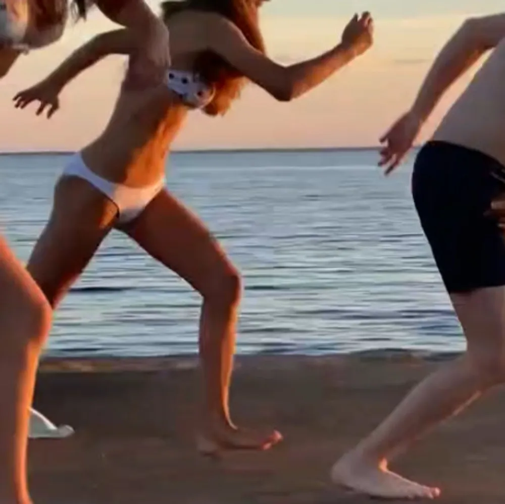 Snyggaste bikinisarna i helvitt och mönstrat!! Inte säker på exakta skicket men tror de är helt i nyskick så finns det intresse, skriv gärna privat så skickar jag vidare information om skick och sånt!! En för 99 men båda för 150 så bättre paketpris💞kan också gå ner i pris vid snabb affär. Yläosat.