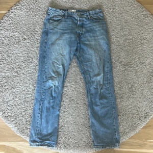 Blå jeans Loose/Chris - Säljer ett par klassiska blå jeans i modellen Loose/Chris. Jeansen har raka ben och normal passform med loose stil. Perfekta för dig som gillar en avslappnad look. 