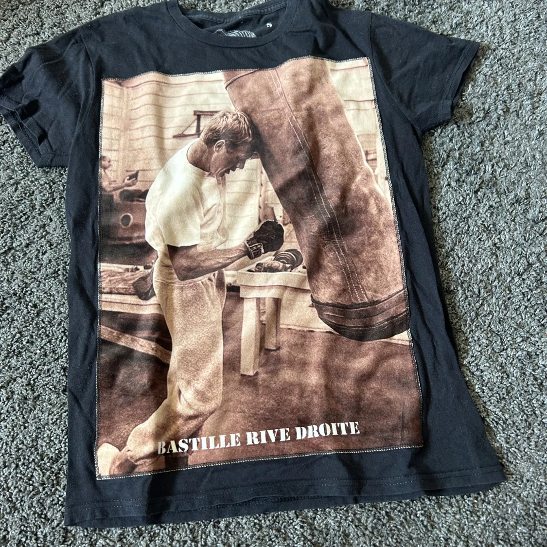 Svart t-shirt med boxningsmotiv från Bastille