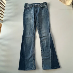 Blåa lowwaist bootcut jeans - Snygga blåa jeans som jag sytt om. De var skinny från början men jag har sytt ut dom! Jeansen är ifrån cheap Monday och är i storlek W25💓💓💓 Midjemått rakt över: 34cm  Innerbenslängd: 70cm Höftvidd: 38cm Grenmått: 19cm Lårvidd (platt mått): 21 Benslut (platt mått): 22cm För fler bilder skriv!!