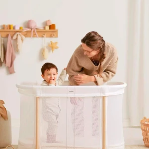 Vit spjälsäng från BabyBjörn - Helt ny och oöppnad förpackning.  Ordinarie pris 5199kr   Två höjdlägen gör att den kan användas under lång tid.   		 OEKO-TEX-certifierad  Säker design  Luftig mesh  För barn 0 - 2   Finns att hämta i Majorna ( Göteborg ) eller centrala Sthlm ( är där 2ggr/månad)  Kan fraktas då betalas hela summan innan frakt och kostnad tillkommer ca 175 kr.         Vikt och mått Sängens yttermått: 57 x 110 x77 cm Integrerad madrass: 54 x104 x 6 cm Madrass 54 x 104 x 2 cm Vikt: 10 kg