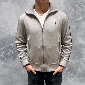 Ralph Lauren Zip Cardigan Tröja Grå - •Ralph Lauren Full-Zip cardigan Tröja grå. Skick: 8-9/10, Inga skador! Storlek: S herr. Modell: 173 cm, 63 kg. Authentic: ✅, qr kod finns i plagget. Hör av dig vid frågor eller funderingar, mvh Hessler’s;)