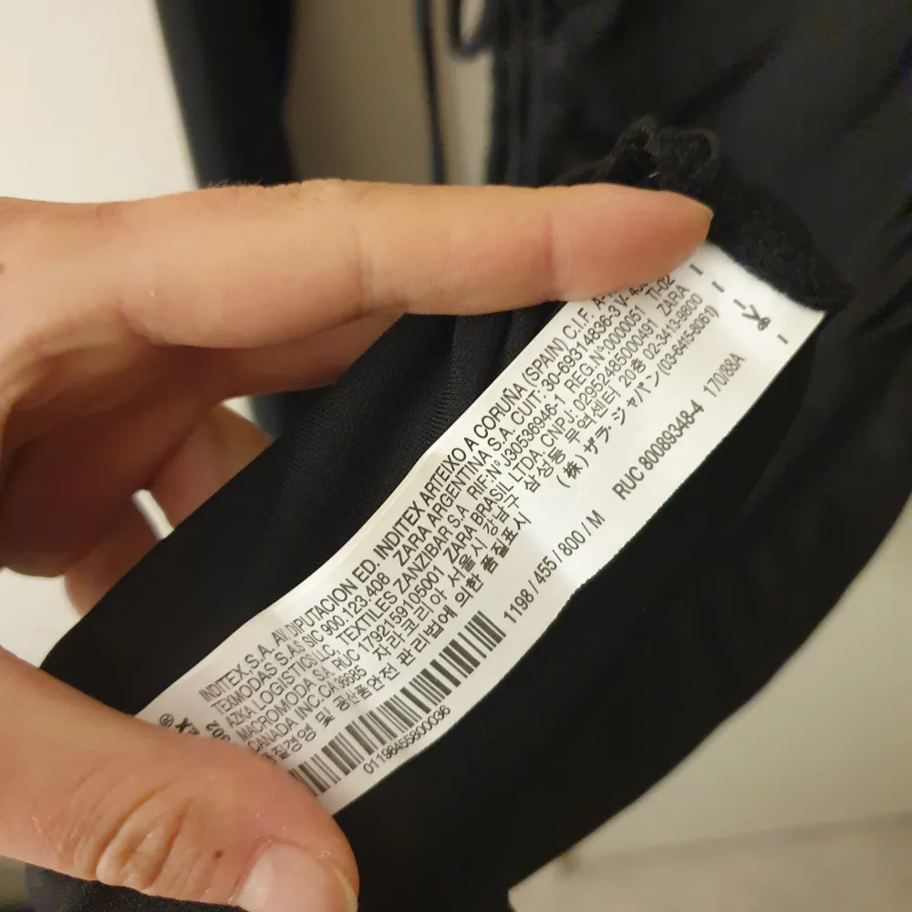 Klänning med cut out och justerbara snörning. Helt ny med lappen kvar. Från Zara.. Mekot.