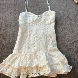 Vit spetsklänning med volang - Så snyggg