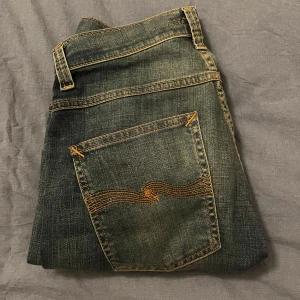 Nudie jeans - Säljer nu mina nudie jeans då dom är för små i midjan som man ser på bilden. Fint sick skriv vid övriga frågor 👊