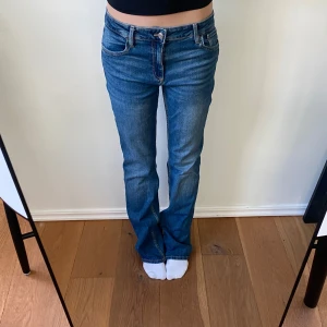 Lågmidjade jeans  - Snygga bootcutjeans💙 Midjemått rakt över: 37 cm, innerbenslängd: 80 cm                       Liten slitning på vänster häl (se sista bilden) 