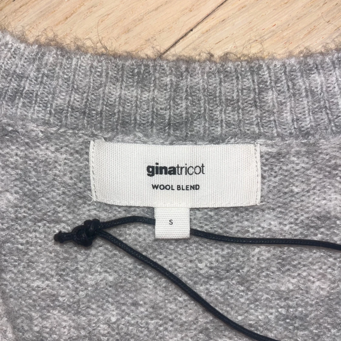 Stickad tröja med knytning  - 2