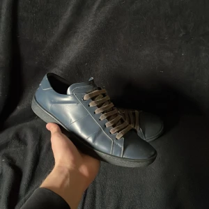 Saint Laurent Skor - Säljer dessa feta ysl skorna i bra skick! Skorna har nån skråma men överlag fina, slitna i hälen se bild, inget som spelar någon större roll. Skorna är i storlek 40 men sitter större (41)