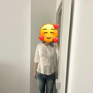 Blus från zara - En jätte elegant blus från Zara i storlek M , den är aldrig använd och man kan knyta den antingen fram eller bak❤️❤️ den har inga fläckar eller hål !