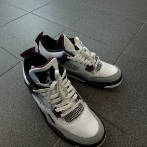 Nike Air Jordan Retro - Alla vet redan vilka skor dehär är riktigt legend skor aldrig missnöjd eller inte bara jag ingen missnöjd när de kommer till att imponera me dom dessa skor köptes från Österrike tyvär så har ja ingen kvitto eftersom de va på en marknad men jag har gått runt och kollat och vet att den är äkta så du behöver inte oroa dig vinklarna är tydliga och du kan se att dom är äkta om du kan om skor. Priset är inte hugget i sten om du är skön och gillar snabbaffär som mig🤝✌️