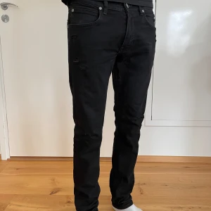 Lee jeans 31/32  - Nu säljer vi ett par sköna och stilrena Lee jeans i modellen luke. Storlek: 31/32. Skick 10/10 - oanvända. Pris 299kr. Designade av RetroRejeans 