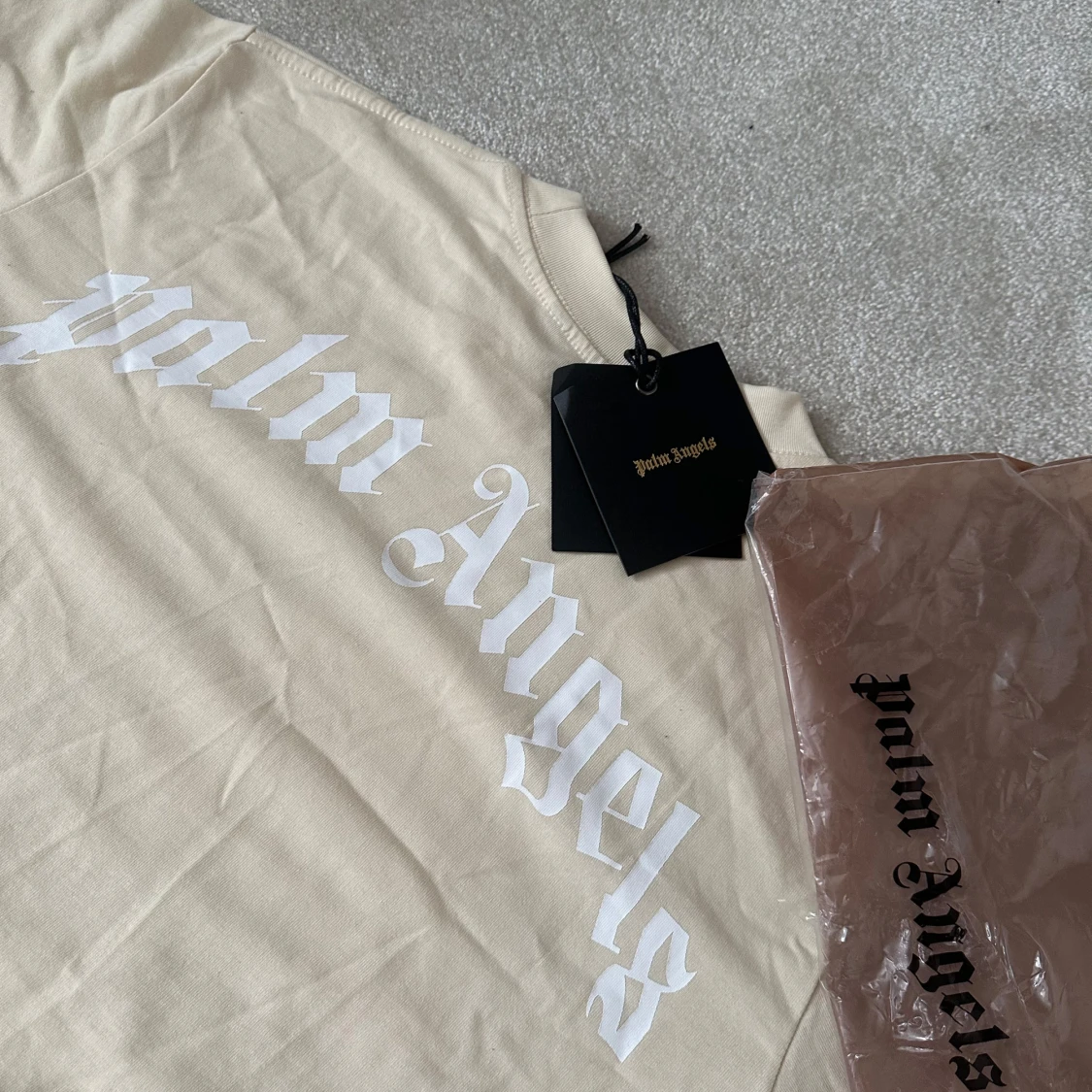 Beige t-shirt med nalletryck från Palm Angels - 1