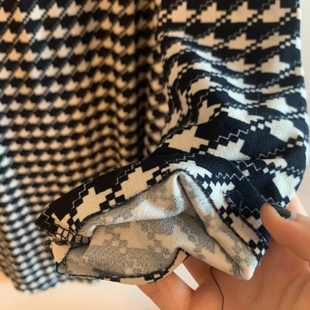 Snygg klänning från Mega Life med ett klassiskt svartvitt mönster. Den har trekvartsärmar och en bekväm passform. Perfekt för en stilren look. Som vanligt så går priset att diskutera! Kontakta om du undrar något eller vill ha fler bilder.. Mekot.
