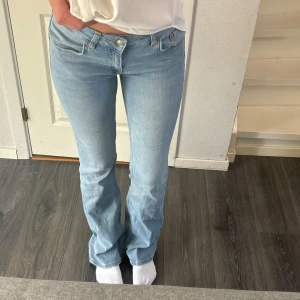 Ljusblå bootcut jeans   - Snygga ljusblå bootcut jeans från 157. 