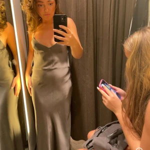 Grå satinklänning från zara - Jättefin grå satinklänning från zara. Använd få gånger