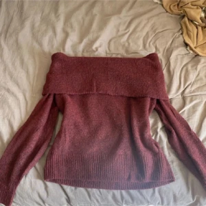 Offshoulder tröja - Vinröd stickad tröja, i fint skick❣️Står xs men sitter som S