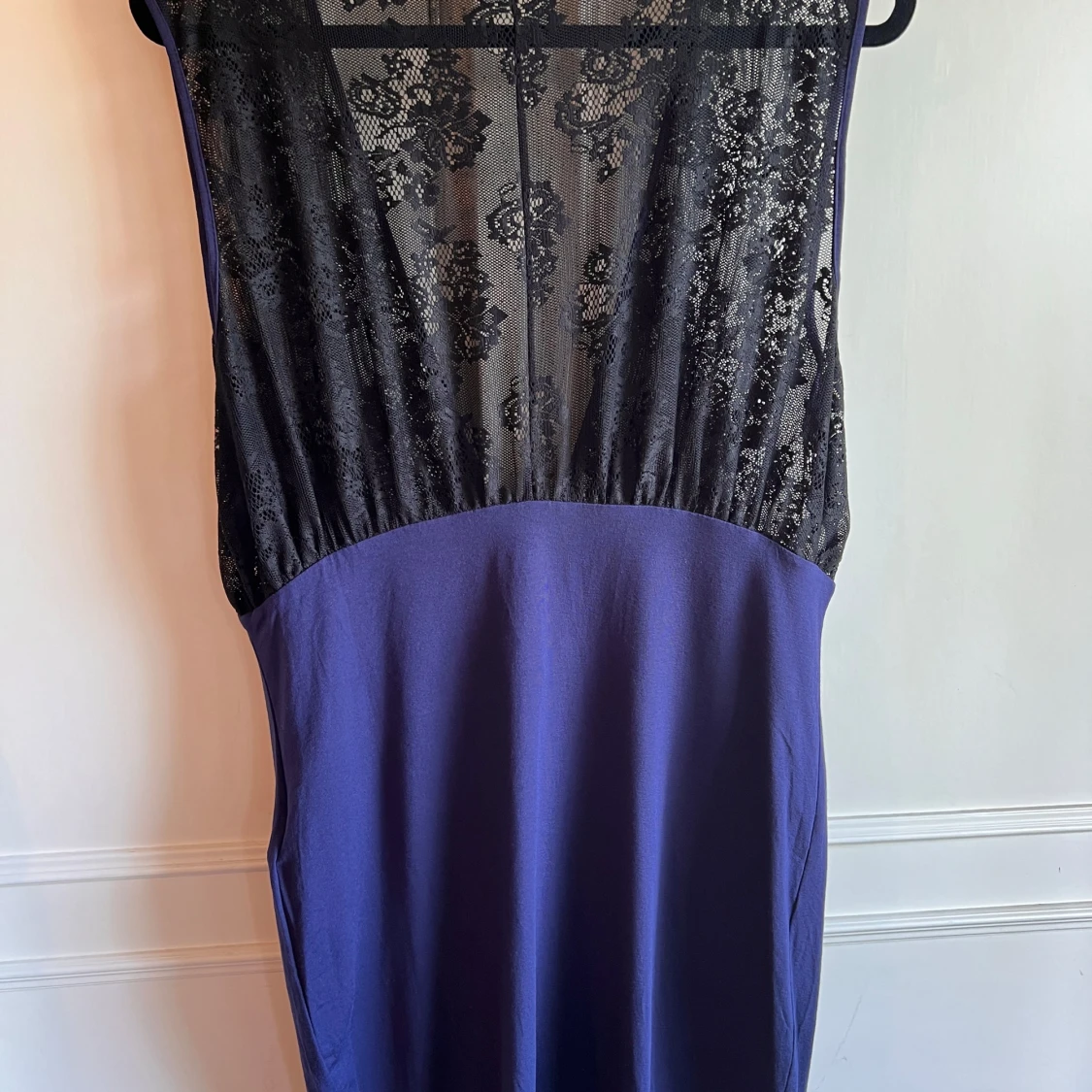 Blå klänning med spetsdetaljer från Even&Odd - 1