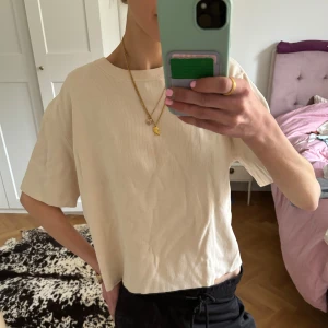 Cremevit T-shirt - Såå fin T-shirt i lite tjockare material. Ostruken på bilden, men kan absolut stryka innan jag skickar. Storlek L men liten i storlek, jag har vanligtvis S/M💞 200 kr + frakt