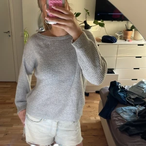 Grå stickad tröja  - Stickad tröja från Hm i stolen M
