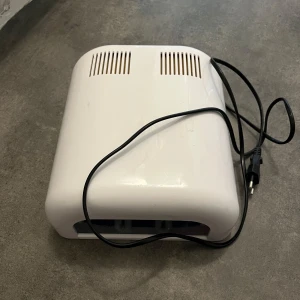 Vit UV-lampa för naglar - Säljer en vit UV-lampa, perfekt för att härda gelnaglar. Den är utrustad med flera lysrör för jämn belysning och har en av/på-knapp samt en startknapp för timer. Man får även med nya lysrör till! Pris KAN diskuteras vid snabb affär!🥰