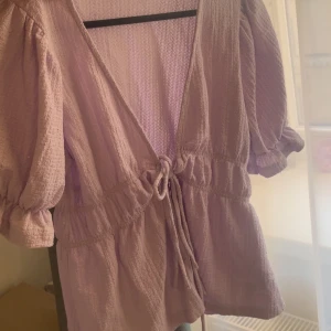 Blusar, toppar och thigts  - Säljer fina blusar från bland annat Gina Tricot samt andra toppar från Nakd, även thigts från Nvgtn samt en grön sporttopp från samma märke, allt är i storlek xs 