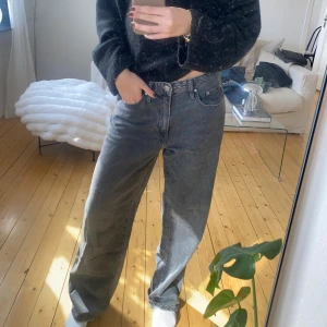Grå jeans med rak passform - Snygga grå jeans med rak passform. Stora i storleken så blir en baggy modell vilket klär dom så bra!  