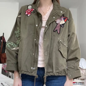 Populär H&M jacka - Så snygg jacka från H&M💕💕💕 Storlek M men den har en oversize passform som en parka så passar från XS-L🤗🌸