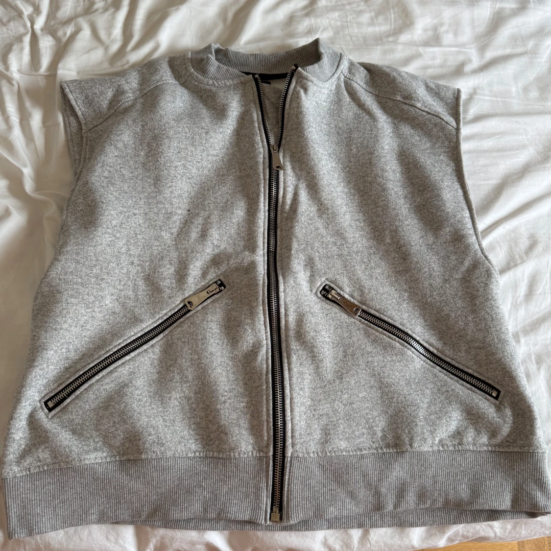 Grå väst med dragkedjor