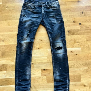 Dondup jeans - Säljer ett par feta svarta dondup jeans | i modellen George | storlek W29 | skriv vid minsta fundering!😃