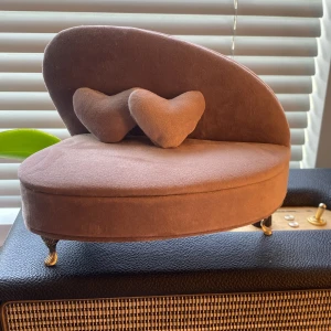  smyckeskrin i form av en soffa - Charmigt smyckeskrin i form av en soffa med hjärtformade kuddar. Skrinet har en spegel inuti och plats för ringar och andra smycken. Perfekt för att förvara dina smycken med stil.