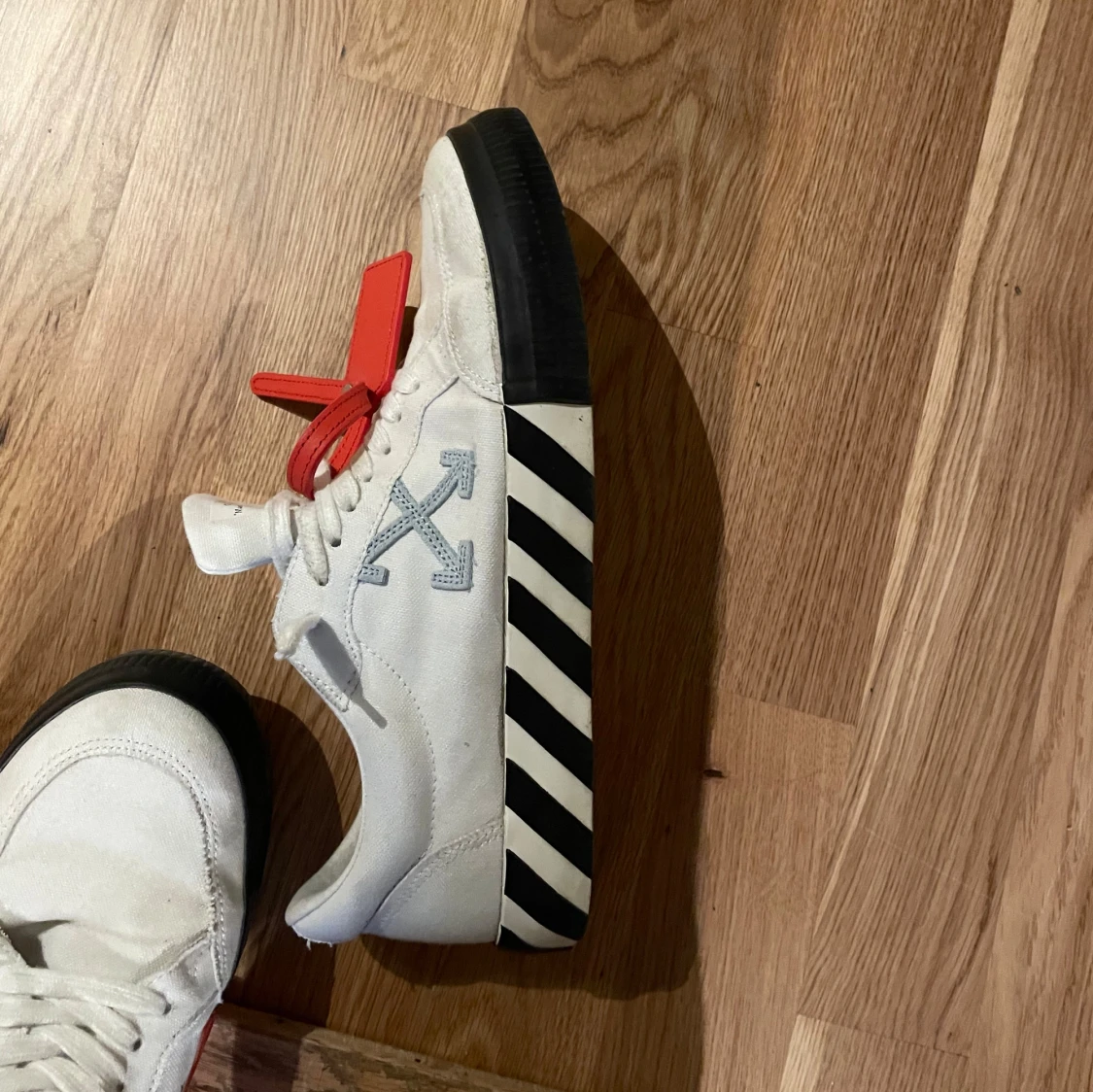 Off-White vita sneakers med ränder - 3