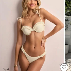 Bikini - Slutsåld på Nelly hemsida!!! Plomberad trosa storlek M, Bh-n är storlek 75C. Aldrig använd och säljer på grund av att jag råkade beställa fel storlek!❣️❣️❣️