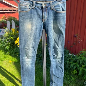 Low wais blå jeans från Nudie Jeans, W28 L32 - Ett par lågmidjade blå jeans från Nudie Jeans. W28 L33. 