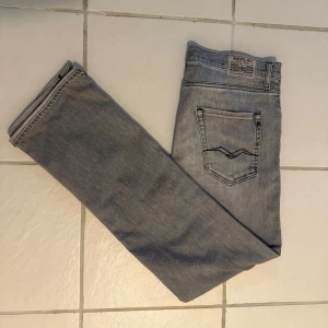 Replay ljusgrå jeans  - Säljer ett par ljusgrå jeans från Replay. Jeansen har fem fickor, snygga detaljer på bakfickorna och är tillverkade i mjukt jeanstyg. Perfekta för dig som gillar en avslappnad men stilren look.