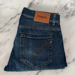 Dondup Jeans | 30 - Dondup George Jeans | Jeans i fint skick med snygg marinblå färg | INGA BYTEN | Fraktar spårbart eller möts upp i Täby
