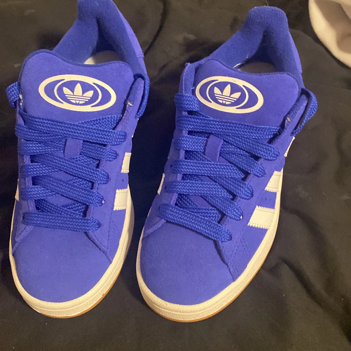 Blå adidas sneakers med vita ränder - 1