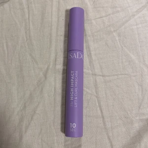 Isadora High Impact Mascara lila - Isadora High Impact Lift & Curl Mascara i snyggt lila hylsa. Ger fransarna volym och böj på bara 10 sekunder. Vegansk, oftalmologiskt testad och parfymfri. Innehåller 9 ml. Perfekt för dig som vill ha dramatiska fransar snabbt.💕