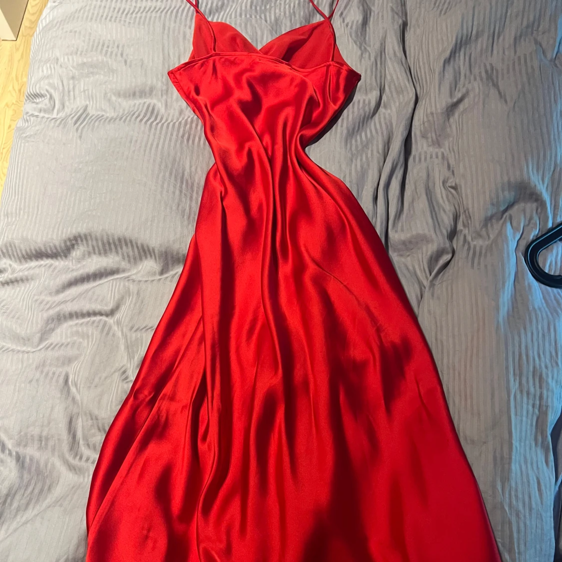 Röd långklänning i satin med knappar - 1