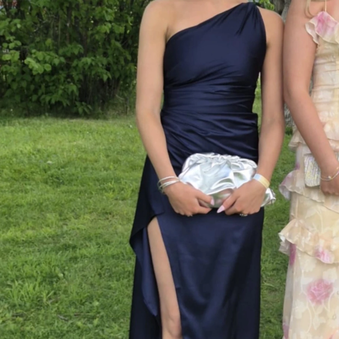 Marinblå långklänning med slits - 3