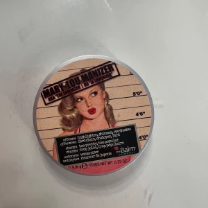Mary-Lou Manizer highlighter från theBalm - Mary-Lou Manizer är en ikonisk highlighter i pressat puderformat med en champagneguldig nyans och intensivt glow. Kommer i en rund silverfärgad dosa med spegel. Kan även användas som ögonskugga för extra lyster.