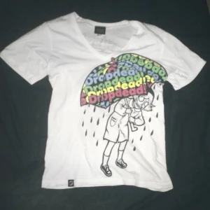 Rare Drop Dead t shirt (2008-2009) - Det här är en vintage tröja från Oliver Scott Sykes, mest känd som huvudsångaren och huvudförfattaren i rockbandet Bring Me The Horizion. Han grundade också Klädföretaget Drop Dead som var rätt populärt förr och är till en viss del idag också. 
