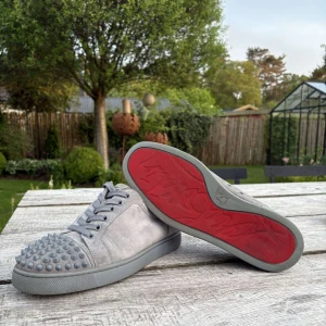 CHRISTIAN LOUBOUTIN SKOR - Säljer dessa fina skor från Louboutin med den klassiska röda sulan. Extremt sällsynt färg! Skorna är använda väl men fortfarande gott skick. Lite småskador i hälen och en nit som lossnat, lätt att laga alltså. Såklart äkta!😇 Tyvärr medföljer inget og. Hör av er vid frågor. 