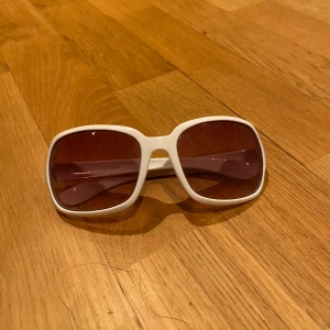 Stora Solglasögon - Ett par vita solglasögon med guld detaljer på bågarna. Jättesköna men inte riktigt min stil längre