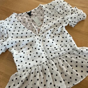 Söt blus - Ny prickig blus🖤 finns en defekt se bild 2, men inget man tänker på!