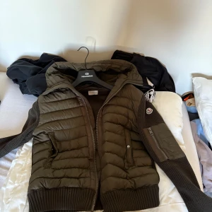 Moncler cardigan - Snygg olivgrön moncler cardigan storlek S. Hör av er vid intresse. Priset ej hugget i sten. Sällan använd då den är för liten för mig.