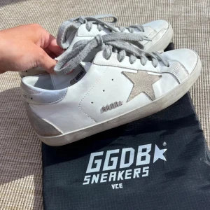 golden goose skor - !LÅNADE BILDER! Säljer ett par fina golden goose skor i storlek 38! Använda några gånger finns några defekter, helt okej skick därav priset köpa för originalpriset ligger runt 3500/4000 kr