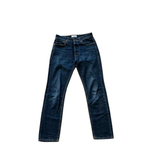 Mörkblå Jack & Jones Jeans - Tja! Säljer dessa feta mörkblå jeans från Jack & Jones. Nypris 600kr. Fint men använt skick, i modellen Relaxed Chris. Skriv vid minsta fundering, priset är självklart inte ristat i sten🤩🤩🤩