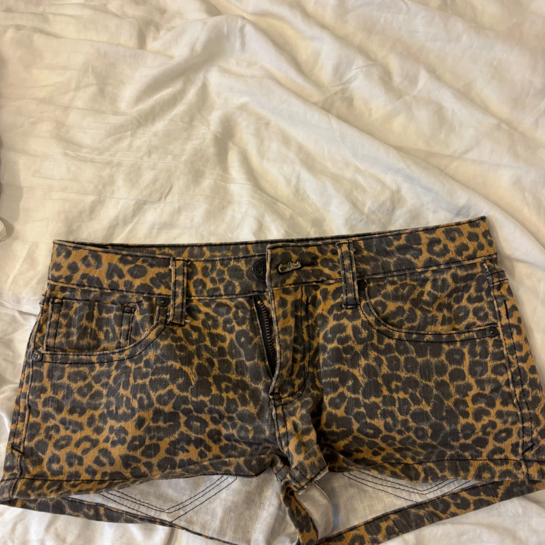 Leopardmönstrade jeansshorts  - 2